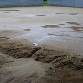 Поливка песчаного основания водой
